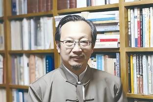 经典俩保镖？梅西和帕雷德斯、德保罗并排前行，开怀大笑？